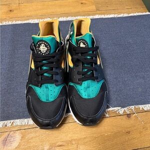 Men’s Black, Emerald and Resin Nike Huarache Size 15 Good Condition